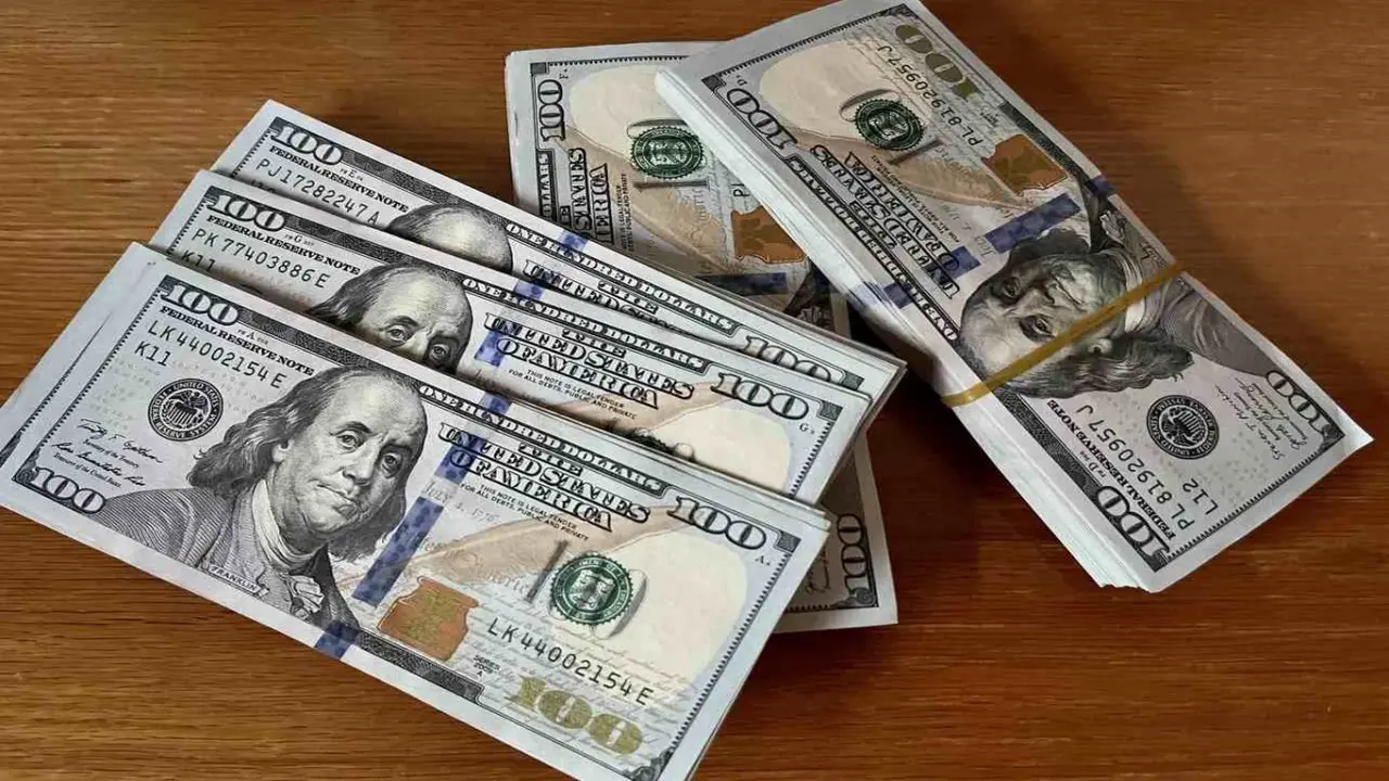 الدولار الأمريكي يسجل انخفاضًا طفيفًا في سعر الصرف اليوم